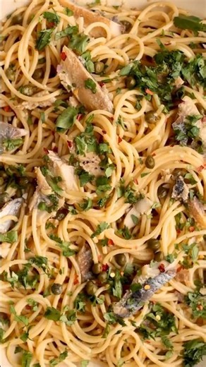 This Kipper Pantry Pasta using King Oscar Kipper Snacks comes together in under 20 minutes #recipe
