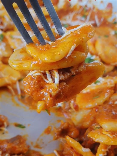 Strascinati con sugo cremoso ai peperoni e salsiccia