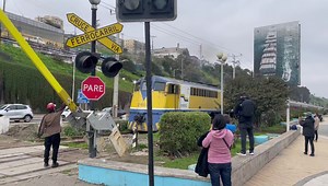 Este sábado llegó el tren del recuerdo de @EFETrenesChile a nuestro Paseo Bellamar, frente al puerto de San Antonio. | Puerto San Antonio