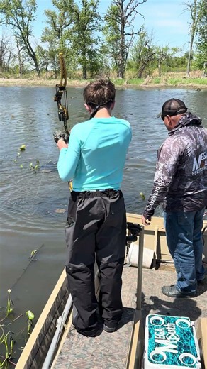 Bowfishing for common carp in Wisconsin #bowfishing