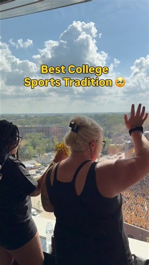 First Iowa Wave of the year 👋 #uiowa #collegefootball #iowawave