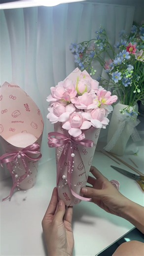 Mẫu cắm ốc quế hoa sáp đẹp cho tiệm hoa và quà tặng