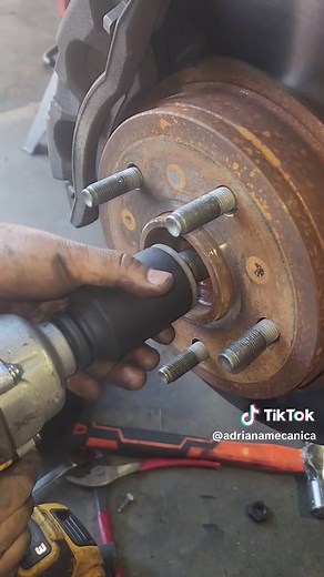 Set de Dados para Tuerca de Flecha en Taller Mecánico