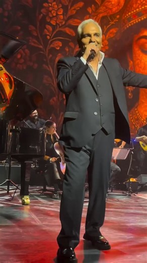 mehran.modiri | ‎. بخشى از كنسرت دبى جناب مديرى در كنار بهترينها 😍 @mehranmodiri @ashkanmoosavi #مهران_مدیری #اشکان_موسوی #کنسرت #خواننده‎ | Instagram