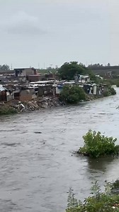 WATCH | EMERGENCY SERVICES ON STANDBY AS WATER LEVELS RISE AT JUKSKEI RIVER NEAR SETJWETLA, ALEX The City of Johannesburg Emergency Management Services (EMS) is on high alert as rising water levels at the Jukskei River pose a growing threat to residents of Setjwetla in Alexandra. Heavy rains have caused the river to swell rapidly, prompting EMS teams to position themselves along the riverbank as a precautionary measure. Swift-water rescue units are on standby to respond immediately should floodi