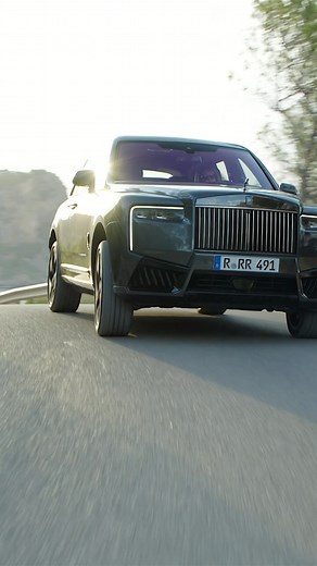 Hypebeast Japan on Instagram: "@hypedrive : 2025年初夏 @rollsroycecars が誇る最高峰SUVであるカリナンは、ビッグマイナーチェンジを加えてシリーズIIに。この陸の王者の国際試乗会が、スペイン・イビザ島にて行われた。シリーズIIになっても、どこまでも優雅に走る。"