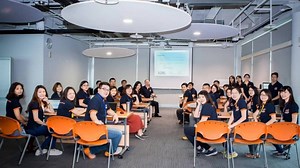 ASML是全球半導體微影技術和設備市場領導者。在ASML工作，我們樂於挑戰科技極限，並在工作中享受生活。如果您自認是優秀的人才，且希望體驗跨國工作、擴大國際視野，歡迎加入ASML的團隊，和我們一起用科技改善世界! 招募職缺： (1) Customer Support Engineer 客戶支援設備工程師 (台南) 主要工作內容包括： • Problem analysis, approach, handover and routing • Advise and train customer technical personnel in maintaining and dealing with system problems and repair • Plan and execute procedures • System installation 學經歷要求： 機械、電子、光電、控制工程、物理或其他工程相關科技大學或碩士畢業，具備半導體製程或半導體微影製程相關工作經驗尤佳。 其他要求： 此工作需輪早班和大夜班，一個月中約一星期之輪值排班時間 >> 立即應徵：https://goo.gl/