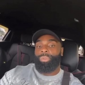Le pauvre y a rien qui stream y a pas de concerts pas de festivals y a klawi qui rentre ça paye pas la pension obligé de faire des placements tel un porta potter 🥶 @kaarisofficiel1 fais pas cette tête fiston ça va aller dis tout à papounet 😘Bises à Marion @vegedream @gradurofficiel243 @dadju….. et tous les footeux qui sont passés dessus 🙌🏾 Bon week-end à tous 🏴‍☠️ | OKLM