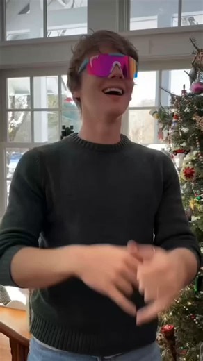 ~୨ৎWednesday Galpin🥀 on Instagram: "Hunter and fielder A video from last year: Happy Christmas!🎄✨️🎁 #hunterdoohan #christmas"