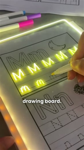 ️ Tausche die Kreide gegen coole LED-Lichter!  Leicht zu löschen und neu zu malen  Schonend für die Augen - ideal für Kinder beim Lernen ✍️ Enthält 7 leuchtende Marker. Kaufen Sie sie hier https://de.soldius.com/produkt/led-note-board-with-7-markers-lumoboard/?sp=7713i997 | Soldius | Facebook