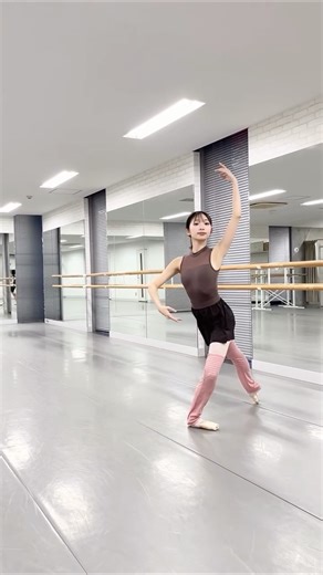 ミルバ on Instagram: "ボディラインを強調したレオタードにサウナショーツを合わせてスポーティーな雰囲気に⭐️ ラベンダーとコーラルストライプのレッグウォーマーで遊び心もプラス💓 dancer : @15atsu leotard＆pants：@grandprix_allfordance_official legwarmer：@rubiawear place : @milbastudio_sapporo 【レオタード】 JANA ハイネック 色:MCO(Mocco) レオタードと同色のメッシュ生地をデコルテにあしらうことで、レオタード全体の注目度をアップ。 【サウナパンツ】 WSHT サウナショーツ 色:MCO(Mocco) 筋肉を温め、熱を保持し、血行を促進することでボディメイクをサポート。 【レッグウォーマー】 RBST9 ショートレッグウォーマー 色:OCD(Orchid) ラベンダーとコーラルのストライプ◎ 柔らかく伸縮性のあるニット素材。"