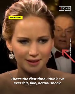 In the middle of an interview at the Oscars, Jennifer Lawrence fell at the feet of the iconic Jack Nicholson when he interrupted her to congratulate her. Subscribe to our YouTube channel: https://bit.ly/yt-upsoclicons | Icons