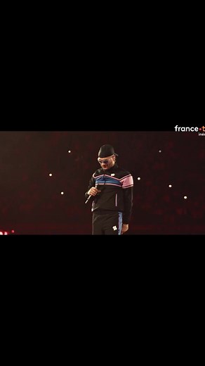 Jul - Stade de France. Vanilé Ft Houari. Jul, de son vrai nom Julien Mari, est un rappeur, chanteur et producteur français né le 14 janvier 1990 à Marseille. Il débute sa carrière en 2013 et connaît une ascension fulgurante grâce à son style reconnaissable, mêlant rap, pop et sonorités électroniques. Très prolifique, il enchaîne les albums à succès, dont Dans ma paranoïa, My World ou La machine. Fondateur du label D’Or et de Platine, Jul est devenu l’un des artistes les plus écoutés et influents