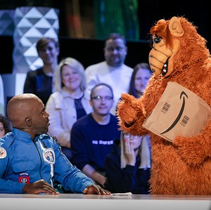 6.6M views · 10K reactions | Jeff Bezos, le space milliardaire patron d’Amazon, a attiré sur notre plateau quelques extraterrestres célèbres... | Le Grand Cactus - RTBF | Facebook