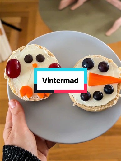 Her er to bud på virkelig nemme vinter madder til eftermiddagshyggen. Begge boller er med neutral smøreost. Den ene er med vindurer, gulerod og mørk chokolade knapper Den anden med gulerod og blåbær. Kan I se hvad de forestiller? #vintermad #eftermiddagshygge #barnemad #madtilbørn #vintersnack