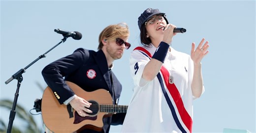 比莉·艾利什在洛杉矶接棒2028年奥运会环节中献艺