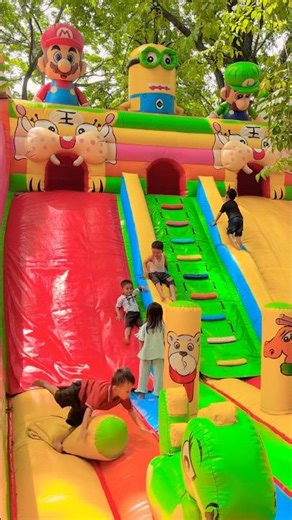 Climbing on the balloon palace's fence pole is fun, stepping on the green crocodile 🐊 and falling...