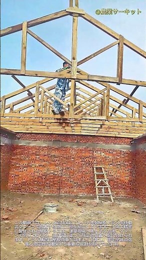 レンガ造り住宅の屋根トラス設置：プレハブ木製屋根トラスを移動式クレーンで取り付ける手順（住宅建設におけるクレーン併用の屋根骨組み施工）