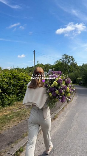 FLOWER FRIDAY 💜 Ein Strauß wie ein früher Sommermorgen – locker, leicht und lila! ☀️ In diesem Strauß findest du Enzian, Allium, Schneebällchen, Levkojen, Lupinen und Hirtentäschel Wir wünschen dir einen guten Start ins Wochenende 🤩☀️ #FlowerFriday #LilacDream #Wochenendstart #Blumenliebe #flowerpower #blumenliebe #flowers #blume2000 #floweraesthetic #flowerlove | Blume2000