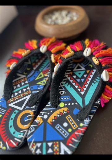 Ces babouches ne sont pas juste des chaussures… c’est une œuvre d’art que tu portes aux pieds 👣✨ Chaque détail est fait avec intention : pagne, cauris, cuir, franges… et surtout Made in Cameroon 🇨🇲 Si tu veux connaître le prix, écris “PRIX” en commentaire. Si tu veux ta paire, écris “JE VEUX” 👇🏽💛 #KymiaTrends #BabouchesAfricaines #MadeInCameroon #MadeInAfrica #creatorsearchinsights