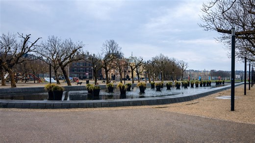 Millainen Amsterdam on, kun kävelee yksin sateessa