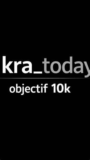 fikra_today on Instagram‎: "كل يوم فيديو فيه عبرة ❤️🥺 فيلم "وحيد في المنزل" (Home Alone) الذي صدر عام 1990 ليس مجرد فيلم كوميدي عائلي، بل هو عمل سينمائي يجسد شجاعة طفل، وعمق مشاعره، ودقة إحساسه عندما يجد نفسه وحيدًا في عالم يُفترض أن يكون مليئًا بالدفء العائلي. خلف الزينة المبهجة لعيد الميلاد، والأضواء اللامعة، والموسيقى المرِحة، تتسلل مشاعر الوحدة والاشتياق، وتمتزج بلحظات نضج داخلي يعيشها الطفل "كيفن" بصمت. في البداية، تبدو فكرة بقائه وحيدًا في المنزل كحلم طفولي مليء بالحرية والإثارة؛ يفعل ما 