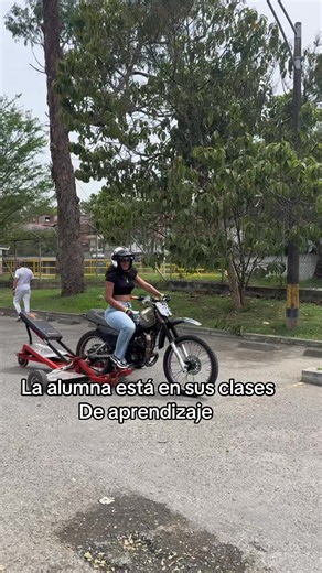 La alumna está en sus clases de aprendizaje