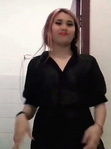 si cantik ga pake Bh pake baju transparan uting nya telihat