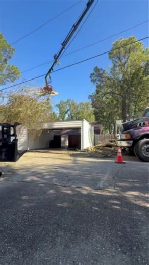 Team work makes the tough jobs possible 💪🏼 Removing a couple of trees yesterday off of Brightside in Baton Rouge that required skill, coordination, and trust. Removing trees like this isn’t a one person job- it’s all about good communication and safety. We take pride in making every project safe, efficient and respectful of your property🌳🪵 “Like It Was Never There” Give us a call to get your free quote or head over to our website for any additional information! 📞 225-939-2322 💻 treeprola.c