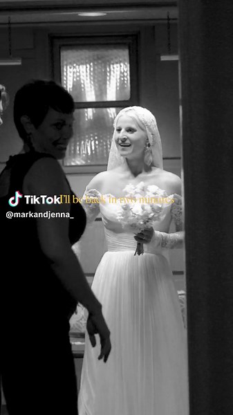 Sweet Wedding Moments: Private Bride and Groom Convos at the Altar