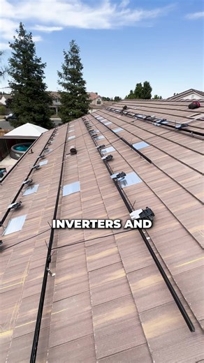 How do micro inverters work? ⚡️ #solarinverter #microinverters #solarpanelinverter