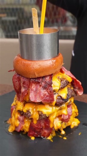 치즈 덕후들 심장 저격하는 치즈 폭포 버거 키트 🧀🍔꾸덕한 체다 치즈를 링에 담아 올려주면 극강의 비주얼 완성!고소하고 짭조름한 칼로리 폭발 맛 #버튜버 #간식#음식#간식추천