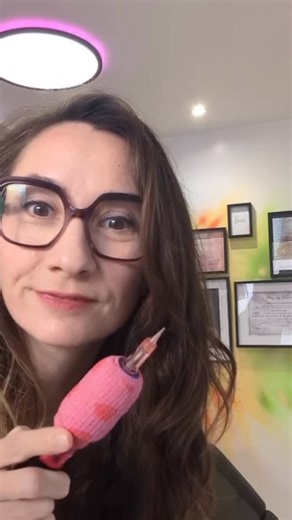 Studio Timeless 🇨🇵 | Maison de la photographie à Limoges on Instagram: "JOUR 14: L'ART DE SUBLIMER VOTRE HISTOIRE ✨🖤 Aujourd'hui, le Studio Timeless célèbre la narration personnelle de l'expression de soi. L'art ne s'expose pas seulement sur les murs, il a le pouvoir de transformer et de guérir. Nous sommes fiers de collaborer avec Archi-Tattoo. Bien plus qu’une artiste, elle est une experte de l'art délicat destiné à magnifier le corps, engagée au service de la transformation,de la sublimati