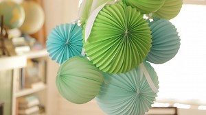 These DIY Paper Lantern Chandeliers will add that extra wow factor your party is missing! Step-by-step instructions: http://bit.ly/2ktKCP2 | Kin