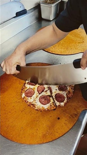 ROUND TABLE PIZZA #usa #pizza #food #fastfood #pizzalover #italianfood #pizzafood #pizzatime #Lodi