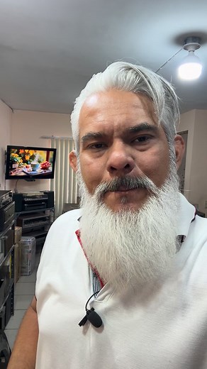 PREAMPLIFICADOR MCintosh C28 ¿Sabías que este preamplificador tiene más de 50 años y sigue siendo una joya del audio? El McIntosh C28 salió al mercado en 1970, y fue uno de los primeros modelos de la marca en dejar las válvulas para pasar al estado sólido, sin perder ese sonido cálido y envolvente que lo caracteriza. Durante los años 70 fue un referente del hi-fi. Su diseño, con el clásico frente de vidrio negro, las perillas cromadas y ese look elegante, marcó el estilo de McIntosh para siempre