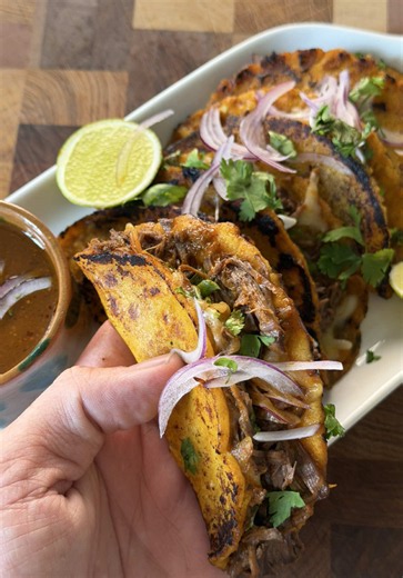 Coupe du monde de la food ⚽️🏆 Le Mexique avec des tacos de birria 🌮🇲🇽 Ingrédients : - Palerons - Oignon - Tomate - Ail - Concentré de tomate - Sel/Poivre - Clou de girofle - Graine de coriandre - Laurier - Piment (guajillo si possible) - Paprika - Origan - Fond de bœuf - Farine de maïs cuite - Eau - Sel - Coriandre - Citron #recette #cuisine #recettefacile #tacos #mexique