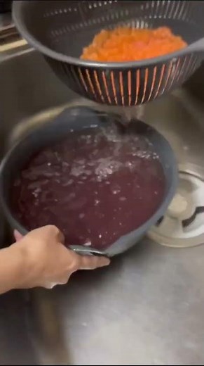 いくら いくらの醤油漬けの作り方 前編 北海道産秋鮭の筋子を使った、手作り いくらの醤油漬け！10月中ダケ水産通販ウオスで購入も可◎ | ウオスちゃんねる