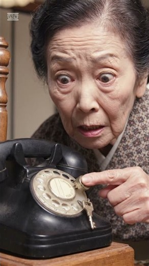 電話に鍵!? 昭和の家にあった「かけられない電話」覚えてますか？/ 昭和の家にあった不思議な仕組み / これ知ってる？ 昭和の黒電話に付いていた小さな鍵 /100歳 頑丈なテレビ「認知症のない人生」