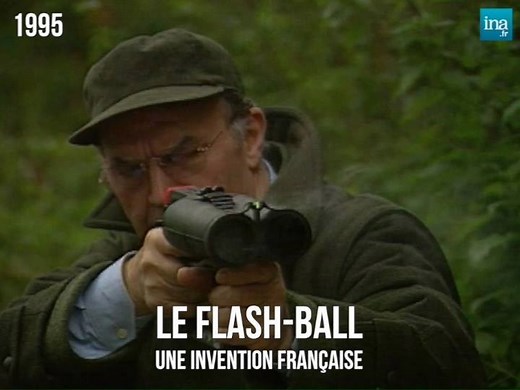 Dans les années 90, Pierre Richert, l'inventeur français du flash-ball, ancêtre du LBD, vantait son arme "qui tape fort sans danger". Le Conseil de l'Europe a demandé mardi à la France de suspendre l'usage du LBD40 dans les manifestations. | INA
