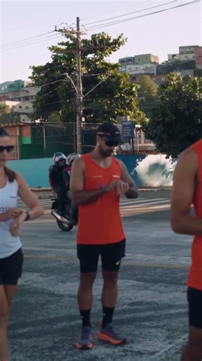 João Porto Personal Trainer on Instagram: "Último final de semana teve um treinão irado com a galera da @o2fitcorrida 🍊🚀 Essa turma não mede esforços pra entregar o melhor pros alunos! Pro treino levei apenas o essencial! Foram 3 géis da @forcell___ Um gel a cada 6km. No km 6 foi o meu preferido - Café com Baunilha (com cafeína). No km 12 mandei um neutro (sem cafeína). E no km 18, pra dar um agrado no paladar, foi o sabor framboesa (sem cafeína). Os géis da @forcell___ tem a fórmula simplific