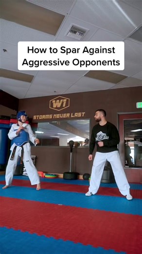 How to Spar Against Aggressive Opponents in Taekwondo Sparring! 🥋