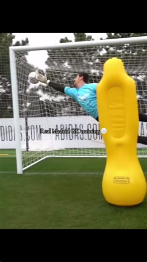 Réal Madrid training with Courtois, Lunin and Altube ⚪️🔥 Who do you want to see next ?#goalkeeper #goalkeepertraining #goalkeeperlife #foryoupage #football⚽️