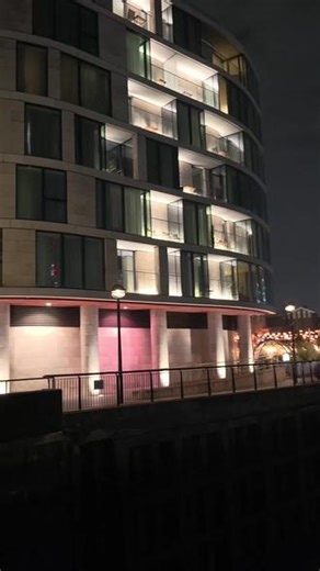 夜幕下#伦敦塔桥，#泰晤士河 两岸，灯火如星，河水倒映的不只是城市，也倒映着世界各国人民对美好生活的向往都是相通的May the world love and peace!#世界和平永无战争