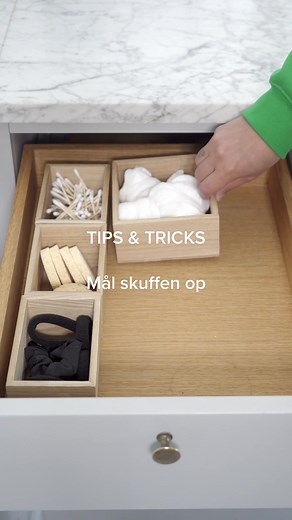 Hvad gør man, hvis man ikke er helt sikker på, hvordan kasserne passer ned i ens skuffe? 🧐 Man kommer da selvfølgelig et smut forbi vores lager! 😇 Vi anbefaler, at du måler sin skuffe eller dit skab op, og laver en aftale med os forinden. Så står en af vores organiseringseksperter klar til af hjælpe med at finde de helt rette produkter. 🤟 Ses vi på Vallensbækvej 24? 💁‍♀️ #skuffe #målebånd #komforbiogprøv #skuffekasser #bagepapir #mål #målop #service #system #lifehack #orden #organizing #orga