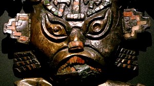 4.3M views · 138K reactions | Este lugar de enterramiento en Perú, se considera uno de los más ricos del mundo. La tumba del señor de Sipán fue descubierta intacta y con objetos realmente extraños en su interior, ¿podrían éstos ser evidencia de la existencia de seres extraterrestres? | HISTORY | Facebook