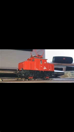 Locomotiva electrica cu cremalieră, elvețiană E69 12 Fleischmann Roco Scara H0 1:87 Curent continuu DC Analogică Interfață digitală Plux 16 Tampoane, pantograf și șasiu metalic Tracțiune pe ambele osii Lumini active Motor in 3 poli cu volantă Rotița dințată de pe șasiul locomotivei este destinată propulsării acesteia pe șinele abrupte cu cremalieră - Swiss rack electric locomotive E69 12, Fleischmann Roco Scale: H0 1:87 Direct current (DC) Analog Digital interface: Plux16 Buffers, pantograph, an