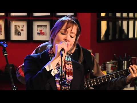 Suzanne Vega performs "Tom's Diner"