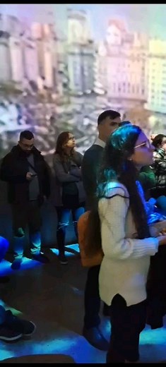 👉 Celebrando 40 años de democracia 💬 Hasta fines de agosto próximo podrá verse la muestra “Del ‘83. Generación Democracia, experiencia inmersiva”, en el Galpón 11, de Estébez Boero 980. Se trata de una exhibición que reúne archivos que registran hitos políticos y sociales ocurridos durante 1983. 🗣 “Un año en tensión que empezó en dictadura y terminó en democracia”, dijo a Conclusión Federico Actis, artista, cineasta y uno de los compiladores de la puesta junto con otros jóvenes que participar