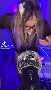 Kid cracks egg on moms head and screams into the mic😂